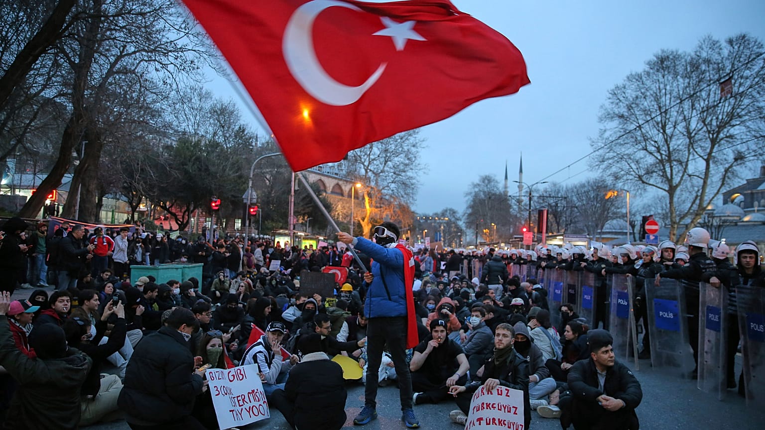 Des étudiants manifestent à côté de policiers anti-émeutes à Istanbul, le 24 mars 2025.