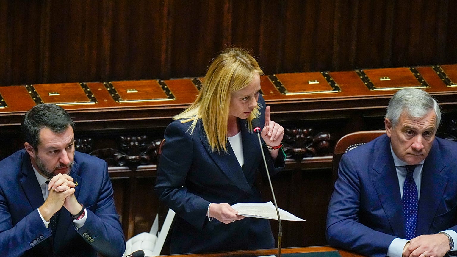 İtalya Başbakanı Giorgia Meloni, başbakan yardımcıları Matteo Salvini (solda) ve Antonio Tajani (sağda) ile birlikte İtalyan Parlamentosu'nda