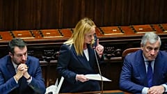 İtalya Başbakanı Giorgia Meloni, başbakan yardımcıları Matteo Salvini (solda) ve Antonio Tajani (sağda) ile birlikte İtalyan Parlamentosu'nda