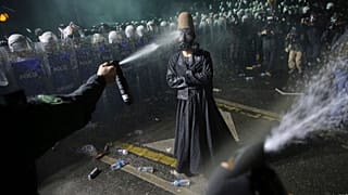 Αστυνομικοί στην Κωνσταντινούπολη χρησιμοποιούν σπρέι πιπεριού για να απομακρύνουν έναν διαδηλωτή σε αμφίεση δερβίση