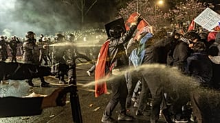 Török rohamrendőrök és tüntetők összecsapása Isztambul ellenzéki főpolgármesterének, Ekrem Imamoglunak az őrizetbe vétele elleni tüntetésen Isztambulban 2025. március 23-án.