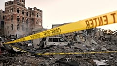 Helyiek ellenőrzik az amerikai légicsapások által állítólagosan sújtott helyszínt az éjszaka Szanaában, 2025. március 20.