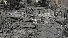 Escombros de um edifício destruído na sequência de ataques aéreos dos EUA em Sanaa, 24 de março de 2025