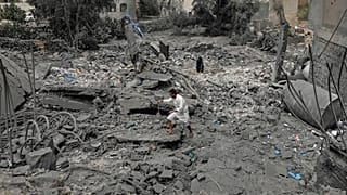 Escombros de um edifício destruído na sequência de ataques aéreos dos EUA em Sanaa, 24 de março de 2025