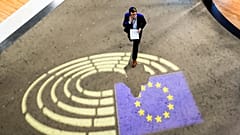 Ein Mann geht am Mittwoch, 22. Januar 2025, in Straßburg, Ostfrankreich, durch das Europäische Parlament.