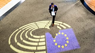 Bir adam 22 Ocak 2025 Çarşamba günü Fransa'nın doğusundaki Strasbourg kentinde Avrupa Parlamentosu'nun içinde yürüyor.