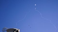 DATEI - Israels Iron-Dome-Raketenabwehrsystem feuert auf Abfangkurs, während in Tel Aviv Luftschutzsirenen ertönen, Mittwoch, 23. Oktober 2024. (Nathan Howard/Pool Photo via AP)