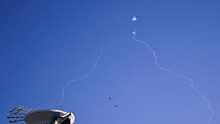 ARQUIVO - O sistema anti-míssil Iron Dome de Israel dispara para intercetar enquanto soam as sirenes de ataque aéreo em Tel Aviv, quarta-feira, 23 de outubro de 2024. (Nathan Howard/Pool Photo via AP)