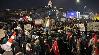 Tüntetők az isztambuli városháza előtt