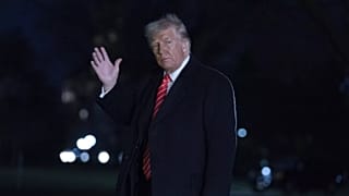 الرئيس دونالد ترامب يلوح لوسائل الإعلام أثناء سيره في الحديقة الجنوبية للبيت الأبيض، في واشنطن، السبت، 22 مارس 2025