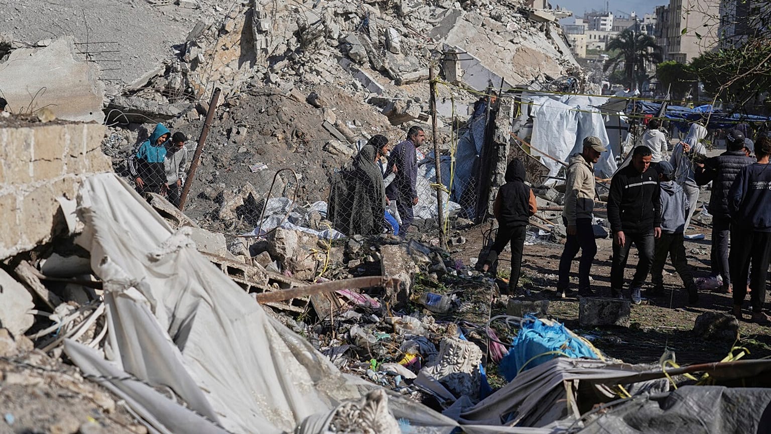 Palestinesi ispezionano il sito colpito da un bombardamento israeliano, Gaza City, 23 marzo 2025