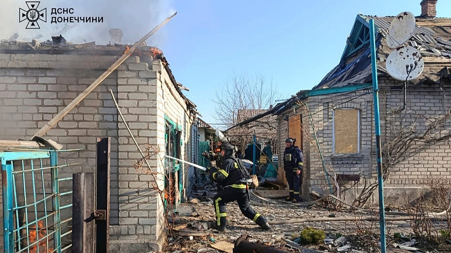 Auf diesem vom ukrainischen Rettungsdienst zur Verfügung gestellten Foto löschen Feuerwehrleute das Feuer nach einem russischen Angriff in der Region Donezk, Ukraine, Montag, 24. März 2025.