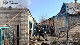 Auf diesem vom ukrainischen Rettungsdienst zur Verfügung gestellten Foto löschen Feuerwehrleute das Feuer nach einem russischen Angriff in der Region Donezk, Ukraine, Montag, 24. März 2025.
