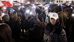 A Kocsaniban bekövetkező diszkótűz áldozataira emlékezve tüntetnek az észak-macedóniai fővárosban, Szkopjéban 2025. március 24-én.