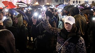 A Kocsaniban bekövetkező diszkótűz áldozataira emlékezve tüntetnek az észak-macedóniai fővárosban, Szkopjéban 2025. március 24-én.
