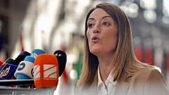 Roberta Metsola, az Európai Parlament elnöke nyilatkozik a sajtó munkatársainak Brüsszelben 2025. március 20-án.