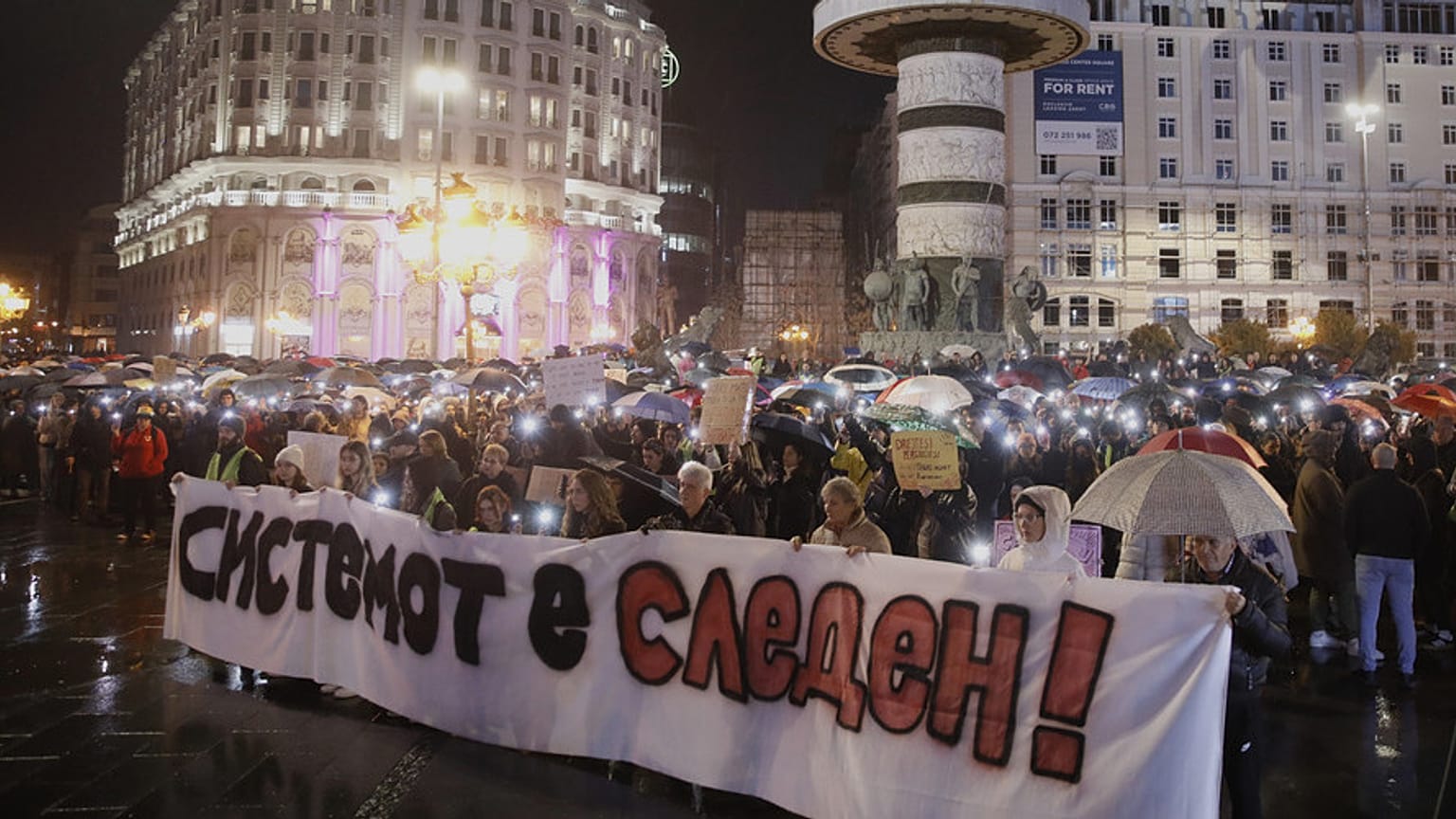 Manifestantes numa manifestação pelas vítimas do incêndio de uma discoteca na cidade de Kocani, em Skopje, Macedónia do Norte, segunda-feira, 24 de março de 2025