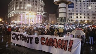 Kuzey Makedonya'nın Üsküp kentine bağlı Kocani kasabasında büyük bir gece kulübünde çıkan yangının kurbanları için düzenlenen mitinge katılan protestocular, 24 Mart 2025, Pazartesi