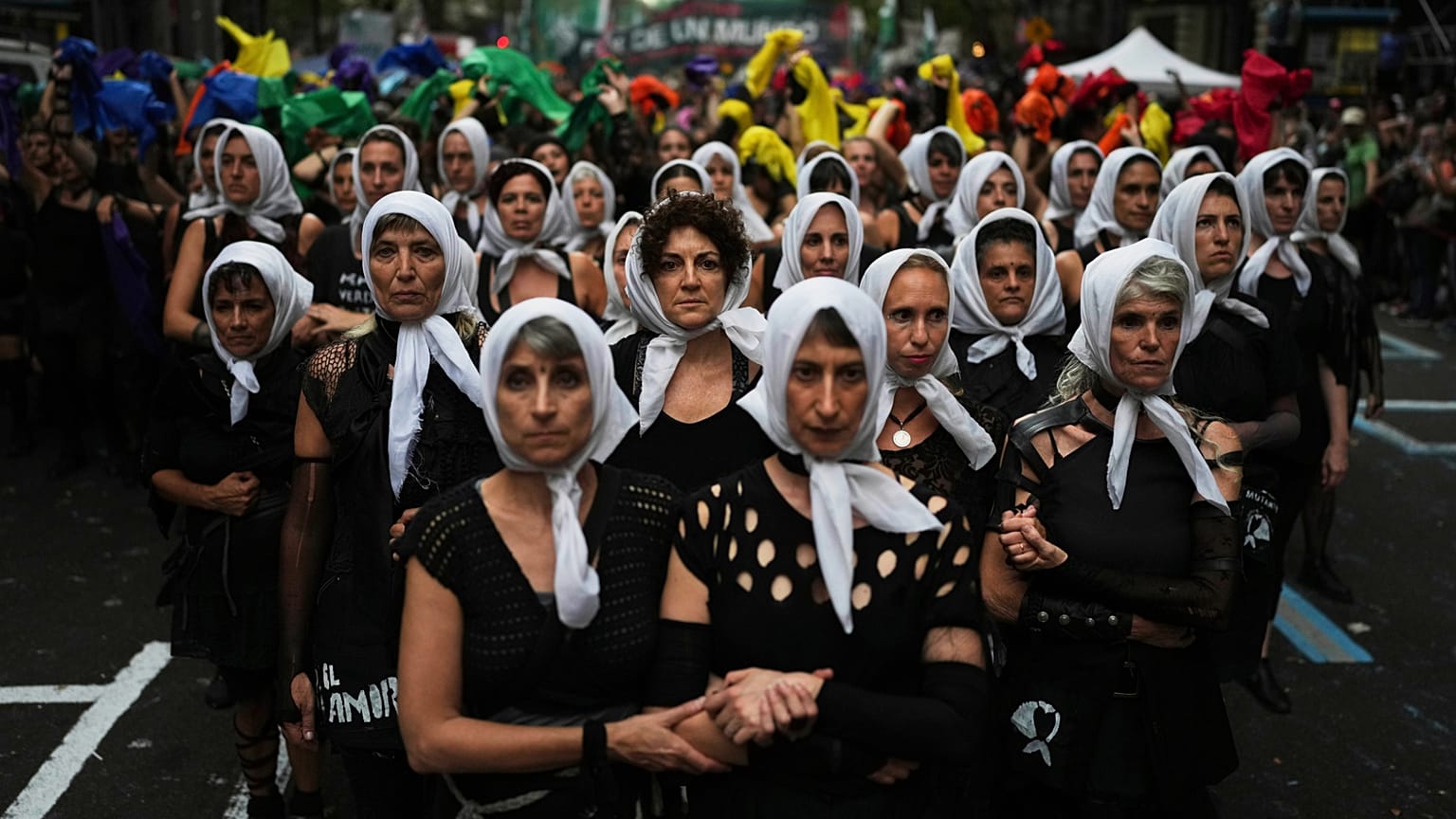 Mayo Meydanı Anneleri olarak giyinen kadınlar, 24 Mart 2025 Pazartesi günü, Arjantin'in 1976 darbesinin yıldönümünü anmak için Buenos Aires, Arjantin'de yürüdü.