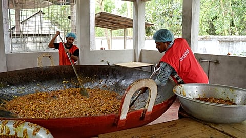 Watch: Volunteers in Bangladesh feed and unite thousands this Ramadan