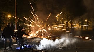 La police dégage une rue lors de la troisième nuit de manifestations déclenchées par la mort d'un conducteur de 17 ans abattu par la police à Paris, le 30 juin 2023.