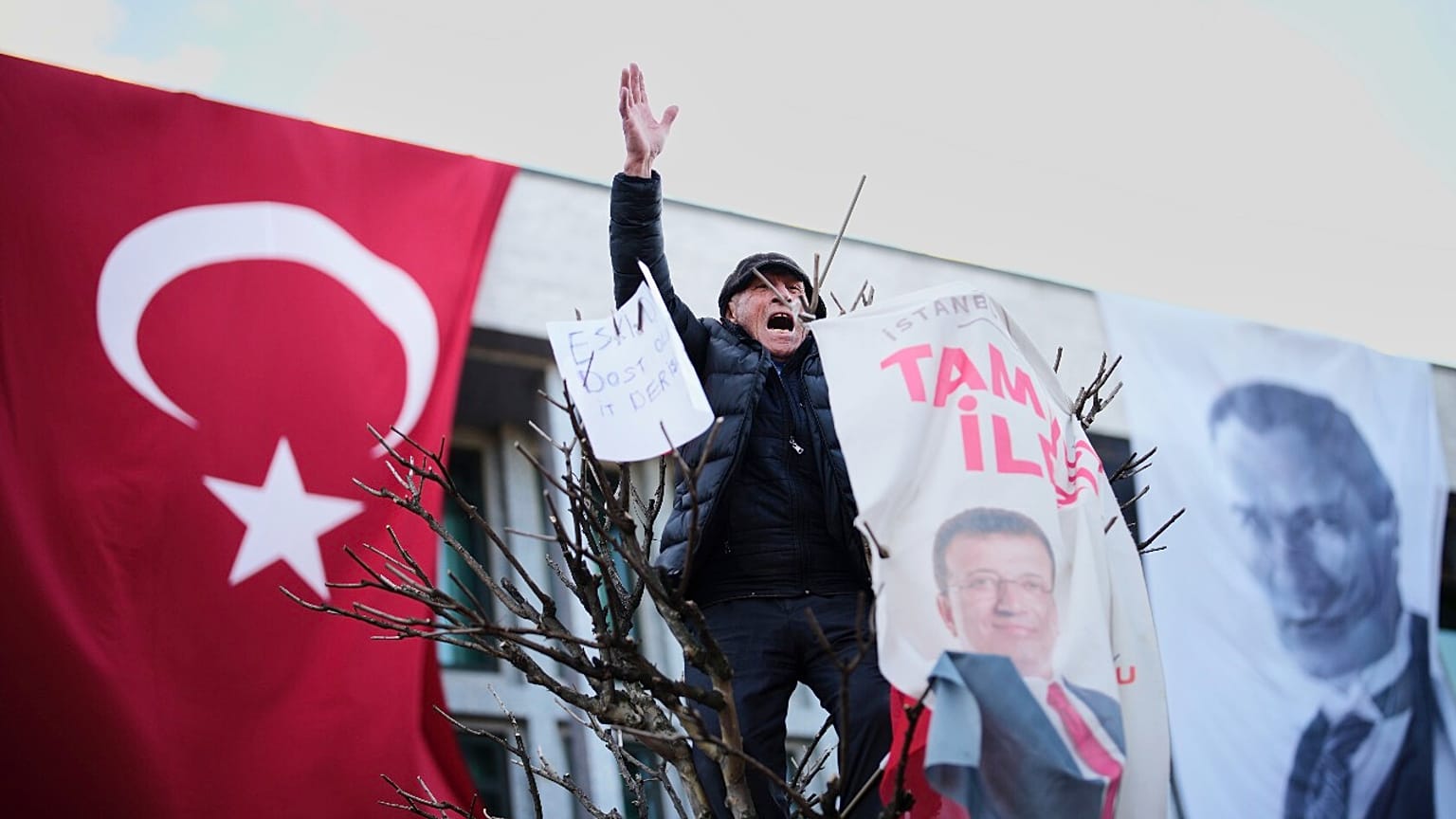 İstanbul Büyükşehir Belediye (İBB) Başkanı Ekrem İmamoğlu'nun tutuklanmasını protesto eden bir yurttaş, 19 Mart 2025 Çarşamba günü İBB Binası dışında görüntüleniyor.