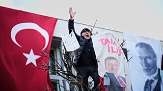 İstanbul Büyükşehir Belediye (İBB) Başkanı Ekrem İmamoğlu'nun tutuklanmasını protesto eden bir yurttaş, 19 Mart 2025 Çarşamba günü İBB Binası dışında görüntüleniyor.
