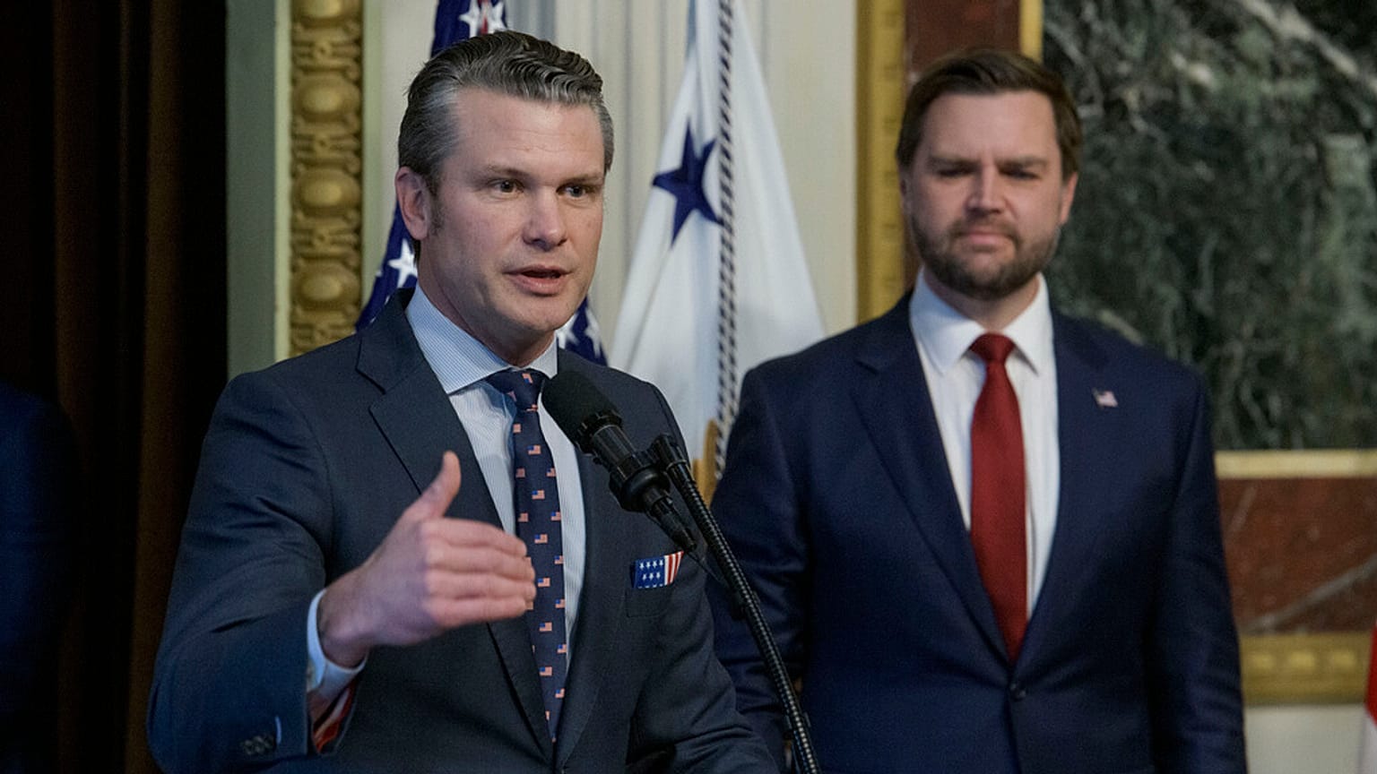 Pete Hegseth spricht nach seiner Vereidigung als Verteidigungsminister durch Vizepräsident JD Vance, Washington, Samstag, 25. Januar 2025.