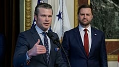 Pete Hegseth spricht nach seiner Vereidigung als Verteidigungsminister durch Vizepräsident JD Vance, Washington, Samstag, 25. Januar 2025.