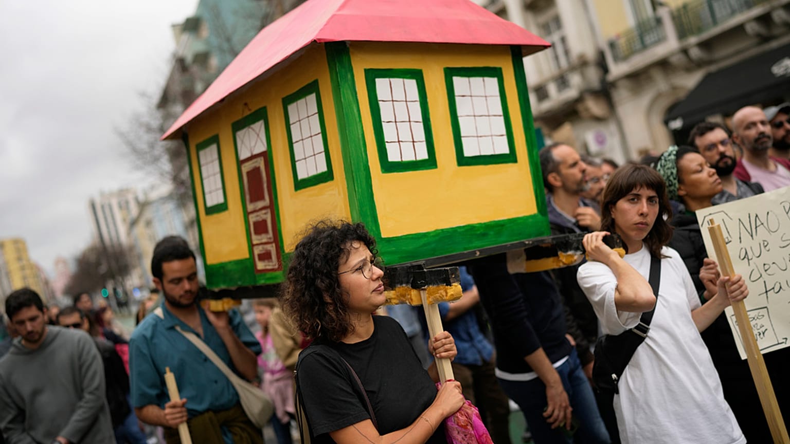 Tüntetés a portugál lakhatási válság megoldását követelve Lisszabonban, 2023. április 1-jén, szombaton.