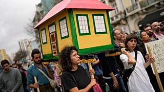 Portekiz'in konut krizine çözüm bulunması talebiyle 1 Nisan 2023 Cumartesi günü Lizbon'da düzenlenen gösteri.