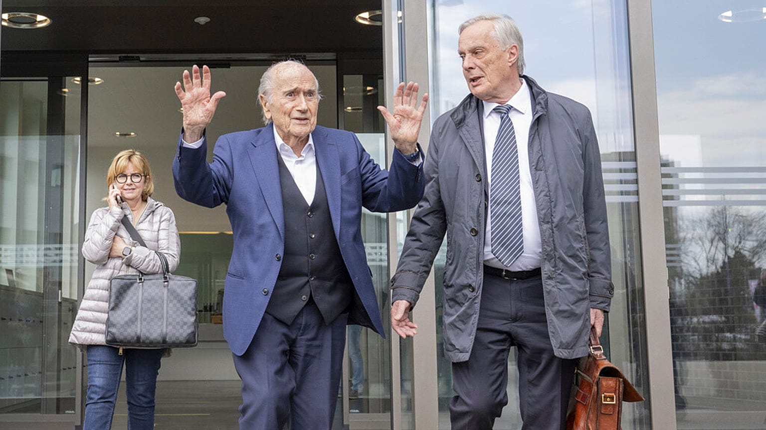 Eski FIFA Başkanı Sepp Blatter, ortada ve avukatı Lorenz Erni, sağda, 25 Mart 2025 Salı günü İsviçre'nin Muttenz kentindeki özel temyiz mahkemesinde verilen kararın ardından