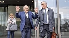 El expresidente de la FIFA Joseph Blatter y su abogado Lorenz Erni, tras el veredicto en el tribunal especial de apelaciones, en Muttenz, Suiza, 25 de marzo de 2025