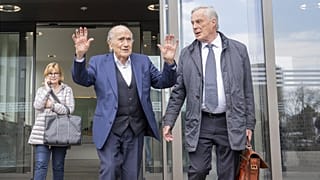 O ex-presidente da FIFA Sepp Blatter, ao centro, e o seu advogado Lorenz Erni, à direita, após o veredito no tribunal especial de recurso, em Muttenz, Suíça, terça-feira, 25 de março de 2025