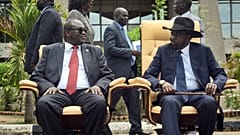 El vicepresidente primero de Sudán del Sur, Riek Machar (izquierda), y el presidente Salva Kiir.