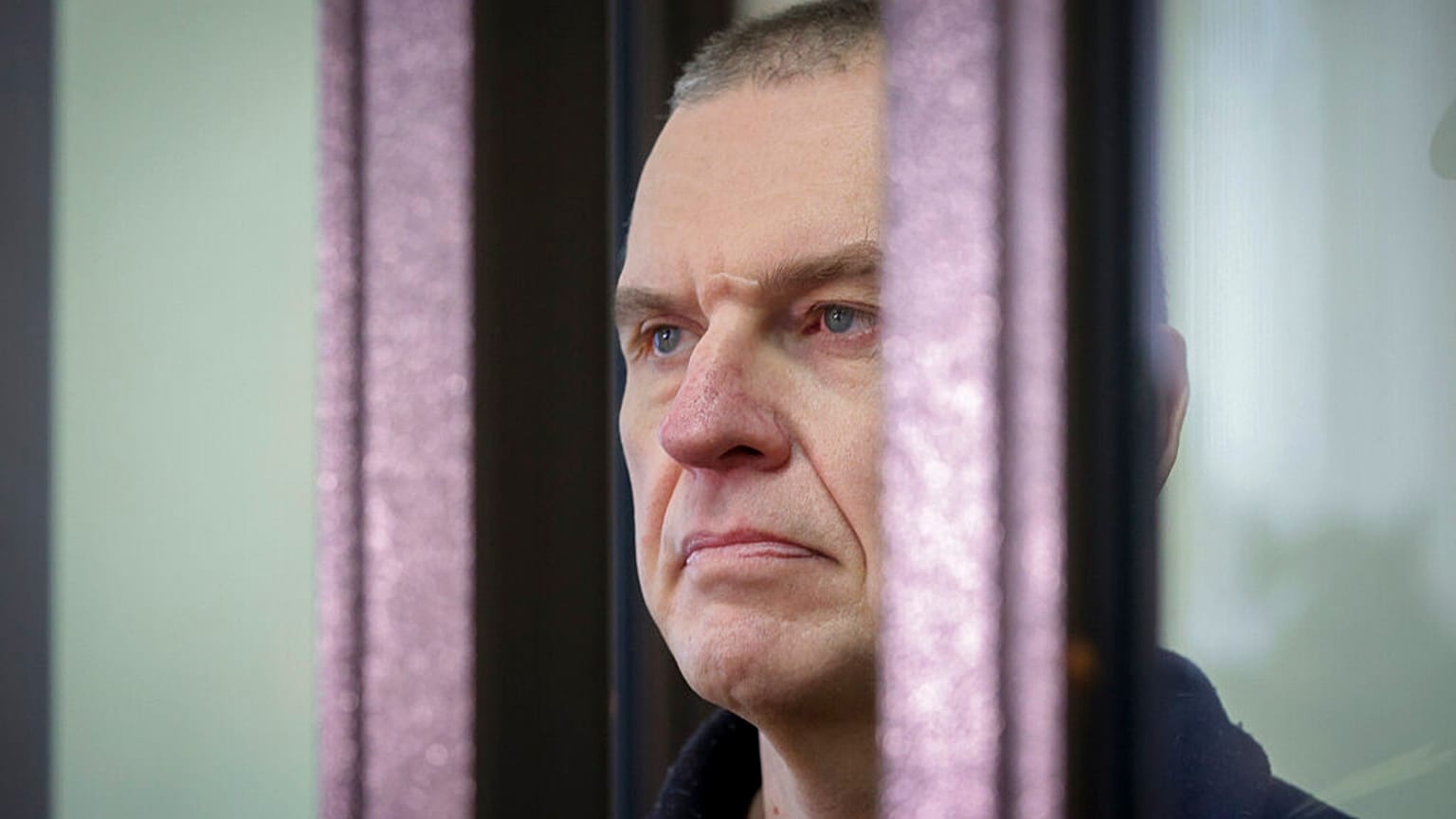 Dziennikarz Andrzej Poczobut w trakcie rozprawy w sądzie w Grodnie na Białorusi, 16 stycznia 2023 roku. 