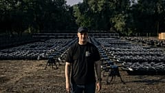 Mykhailo Fedorov, ukrainischer Minister für digitale Transformation, posiert für ein Foto vor 1700 Drohnen in Kiew, Ukraine, Dienstag, 25. Juli 2023.