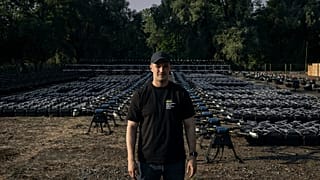 Ukrayna Dijital Dönüşüm Bakanı Mykhailo Fedorov, 25 Temmuz 2023 Salı günü Ukrayna'nın başkenti Kiev'de 1700 drone önünde poz veriyor.