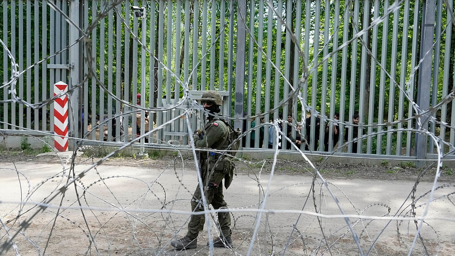ΑΡΧΕΙΟ ΦΩΤΟΓΡΑΦΙΑ - Ένας Πολωνός στρατιώτης περιπολεί τα σύνορα με τη Λευκορωσία, στο Δάσος Μπιαλοβιέζα, στις 29 Μαΐου 2024