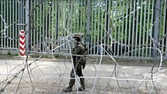 DATEIFOTO - Ein polnischer Soldat patrouilliert an der Grenze zu Weißrussland im Białowieża-Wald am 29. Mai 2024.
