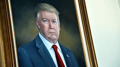 Başkan Donald Trump'ın portresi, 1 Ağustos 2019'da Denver'da düzenlenen açılış töreninin ardından Colorado Kongre Binası'nda asılı duruyor.