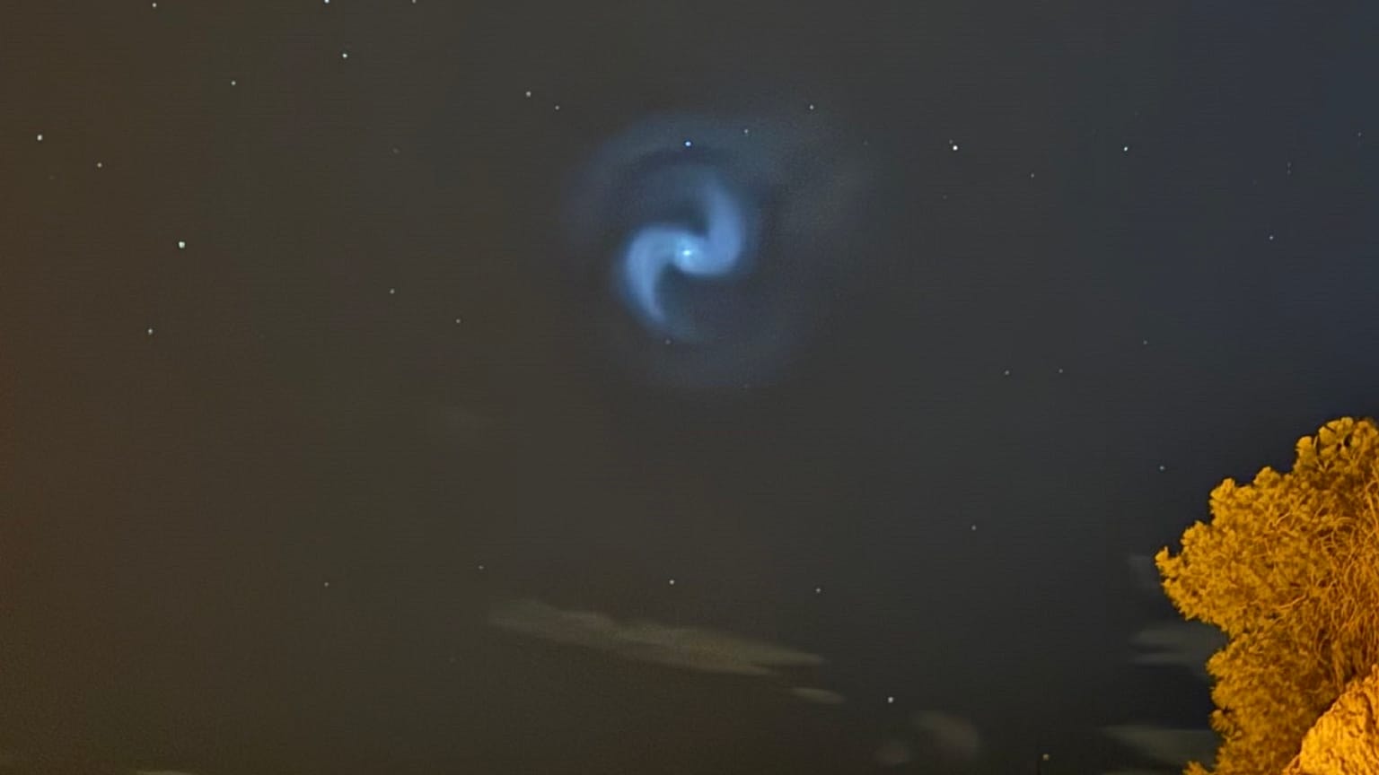 Widok dziwnej niebieskiej spirali na niebie nad Norwegią w poniedziałek, uchwycony przez użytkownika X Inferno.