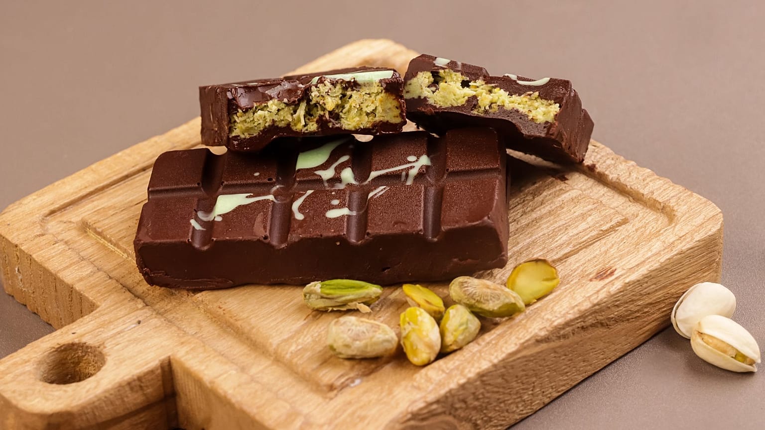 Chocolate Dubái en una tabla de madera, dispuesto para servirlo.