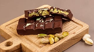 Chocolate Dubái en una tabla de madera, dispuesto para servirlo.