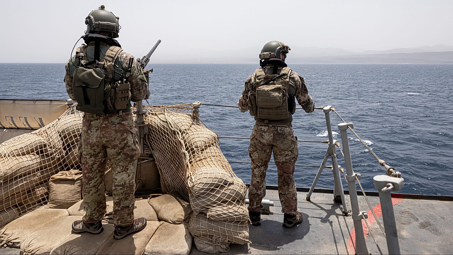 Membros da tripulação da fragata italiana Virginio Fasan, a operar no âmbito da operação EUNAVFOR ASPIDES, em 6 de julho de 2024