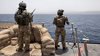 Membros da tripulação da fragata italiana Virginio Fasan, a operar no âmbito da operação EUNAVFOR ASPIDES, em 6 de julho de 2024