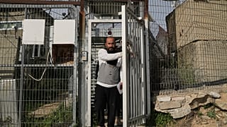 حمدان بلال، المخرج الفلسطيني الحائز على جائزة الأوسكار لمخرج فيلم ”لا أرض أخرى“، يتم إطلاق سراحه من مركز للشرطة في مستوطنة كريات أربع في الضفة الغربية، 25 مارس/آذار 2025