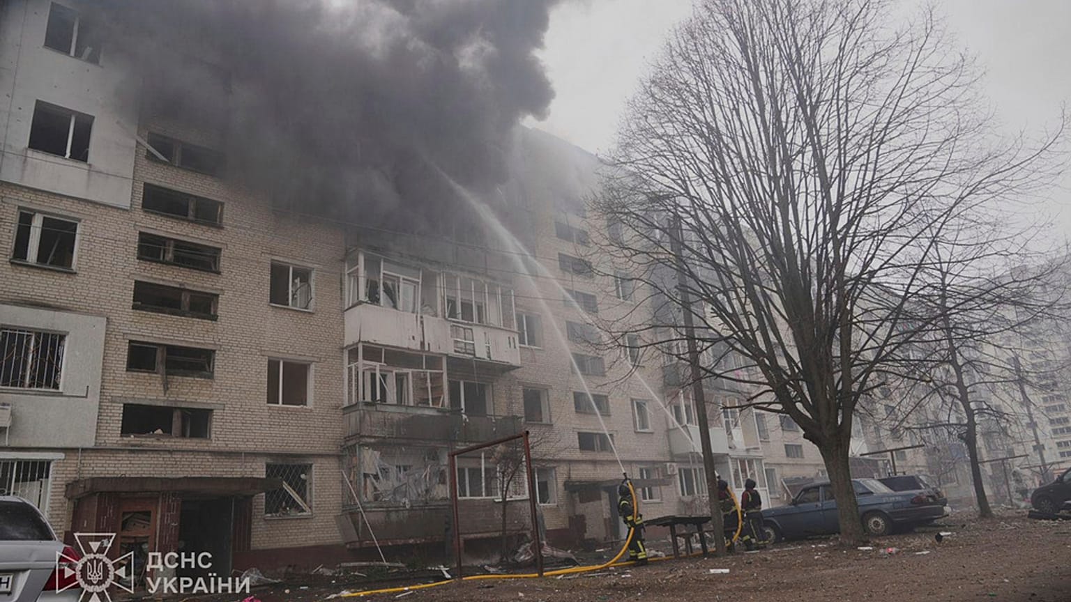 In questa foto fornita dal servizio di emergenza ucraino, i vigili del fuoco spengono l'incendio a seguito di un attacco russo a Sumy, in Ucraina, martedì 25 marzo 2025.