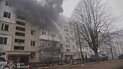 En esta foto facilitada por el Servicio de Emergencias de Ucrania, los bomberos apagan el fuego tras un ataque ruso en Sumy, Ucrania, el martes 25 de marzo de 2025.