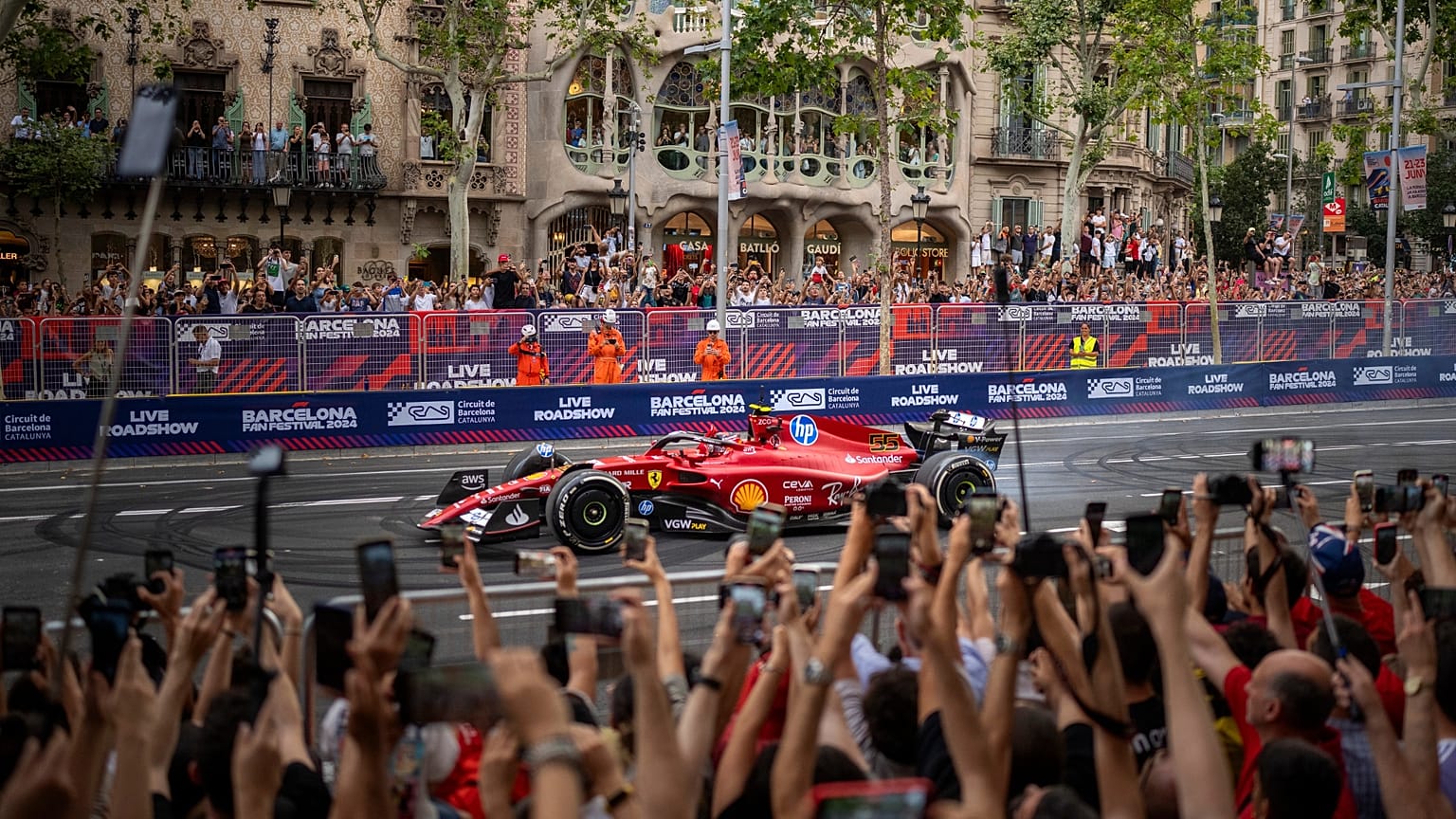 Carlos Sainz conduce durante una demostración para fans de la Fórmula 1 en el centro de Barcelona, a lo largo del Passeig de Gracia, en junio de 2024.